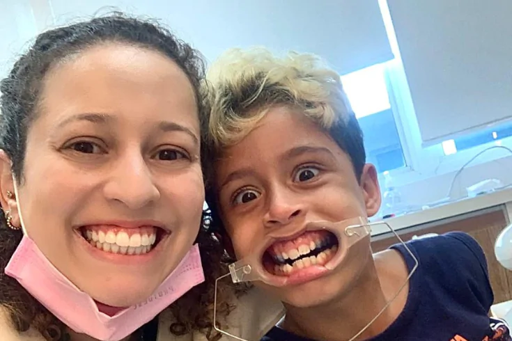Doutora com um paciente durante o atendimento odontológico